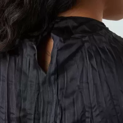 Parte posterior de blusa preta plissada com corte em gota no pescoço