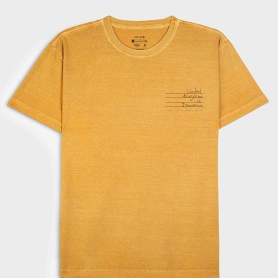 T-shirt amarela mostarda com texto preto no peito