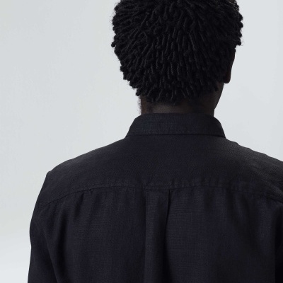 Camisa preta vista de trás em pessoa com cabelo cacheado