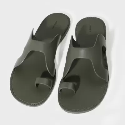 Sandálias verdes escuro com design aberto e tira entre os dedos sobre fundo branco.