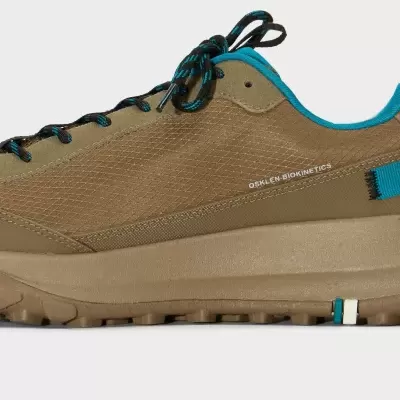 Ténis castanhos com detalhes azuis e atacadores pretos com azul