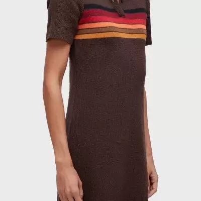 Vestido de malha castanho com riscas coloridas no peito e gola polo