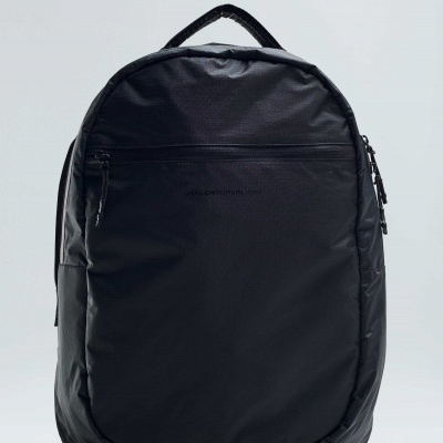 Mochila preta com zíperes sobre fundo branco