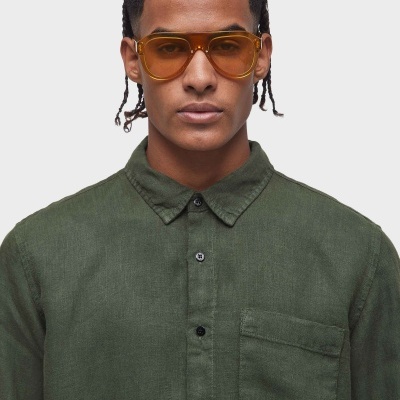 Homem com camisa verde e óculos de sol amarelos