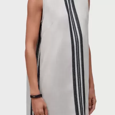 Vestido curto cinza claro com riscas verticais pretas e barra desfiada