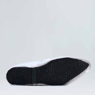 Sola de sapato branca com sola preta texturizada antiderrapante.