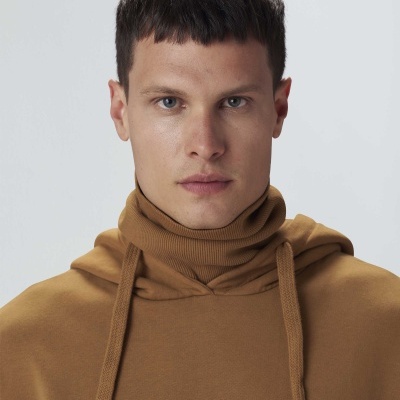 Homem jovem com sweat castanho de gola alta