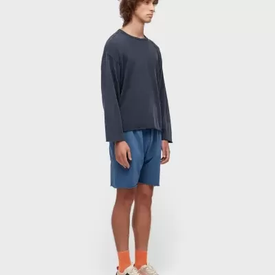 Homem com roupa casual em fundo branco