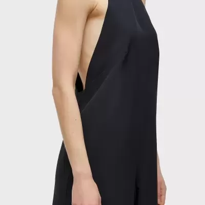 Macacão preto sem mangas com gola alta e decote lateral profundo