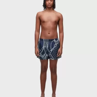 Calções de banho azul escuro com padrão de cordas e redes em pessoa