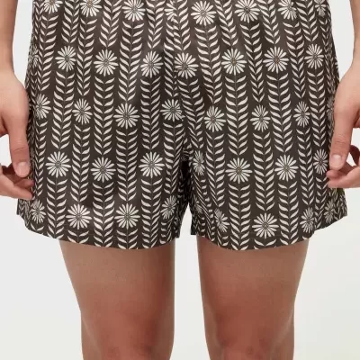 Cuecas com padrão floral castanho e branco em tecido com cós elástico.