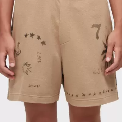 Calções beges com estampas pretas e cintura elástica