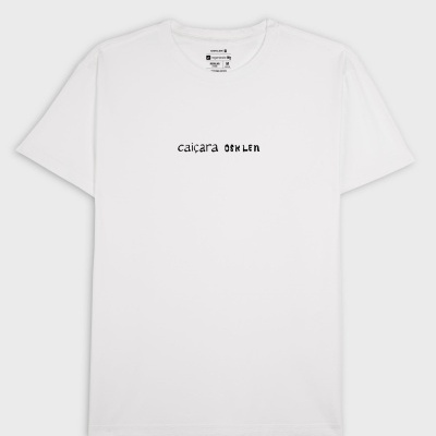 T-shirt branca de algodão com texto preto 'caiçara OSKLEN' ao centro