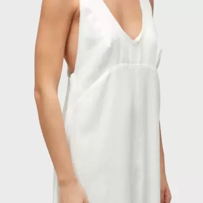 Vestido branco com decote em V e alças largas