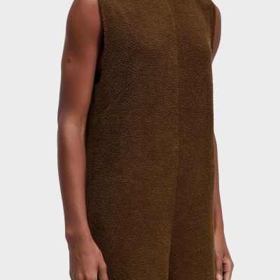 Vestido castanho texturado sem mangas com gola redonda