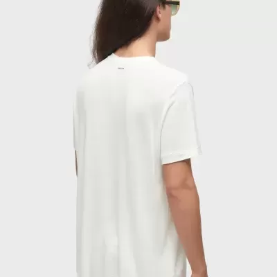 T-shirt branca de manga curta vista de costas com etiqueta OSKLEN