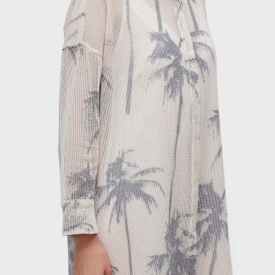 Vestido ou túnica bege transparente com padrão de palmeiras cinzentas