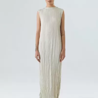 Vestido comprido texturizado creme sem mangas