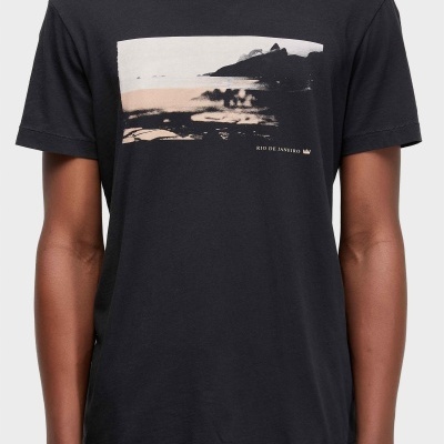 T-shirt preta com estampado de paisagem de praia e texto Rio de Janeiro