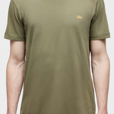 T-shirt verde oliva de manga curta com logotipo de coroa amarela no peito