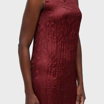 Vestido vermelho vinho enrugado sem mangas em modelo