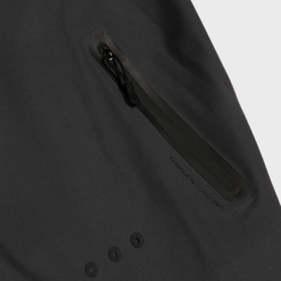 Peça de roupa preta com bolso de fecho e ilhós pretos