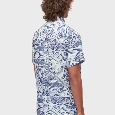 Camisa de manga curta azul e branca com padrão visto de costas