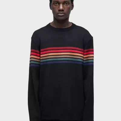 Camisola preta de manga comprida com listras horizontais coloridas na parte superior