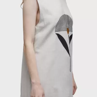 Vestido bege claro sem mangas com estampa gráfica de flor preta e castanha