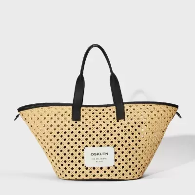 Saco tipo tote em palha trançada bege com pegas pretas e etiqueta OSKLEN