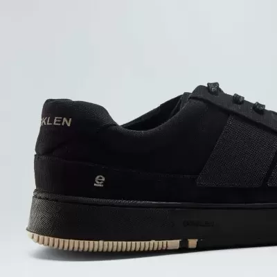 Ténis pretos casuais com sola preta e detalhes dourados