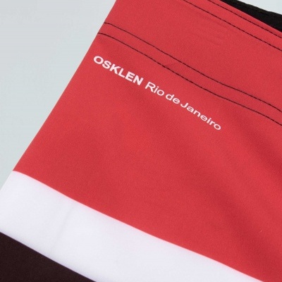tecido com faixas vermelha, branca e preta e texto OSKLEN Rio de Janeiro