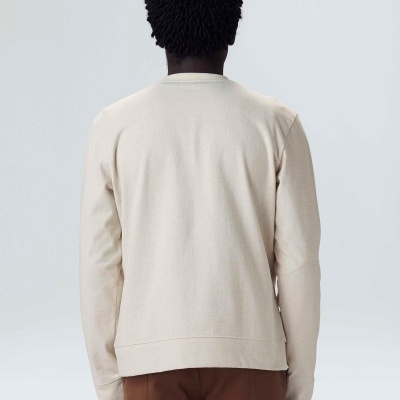 Camisola de malha bege vista de costas com design simples e gola redonda