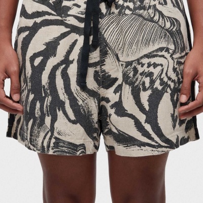 Calções masculinos com padrão preto e creme e cordão preto na cintura