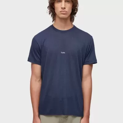 Camiseta azul escura com texto 'Surfing' e calções bege