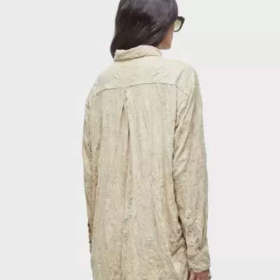 Blusa feminina bege claro texturizada vista por trás com gola e mangas compridas