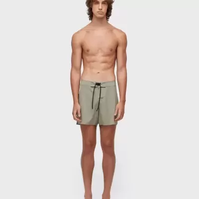 Calções de banho cinza claro com cordão preto usados por modelo masculino