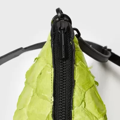 Mala triangular verde-limão com textura escamado e fecho de correr preto DOMKEN