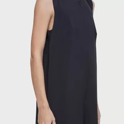 Macacão comprido preto sem mangas com decote redondo e corte largo