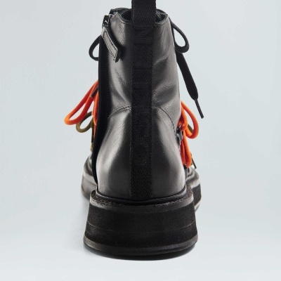 Botim preto de pele visto de trás com atacadores coloridos.