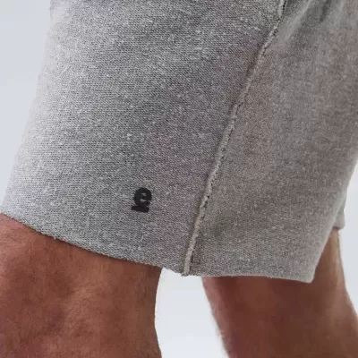 Bermuda cinza felpuda com costuras aparentes e logótipo preto de caveira