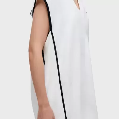 Vestido curto branco com bordas pretas e textura suave