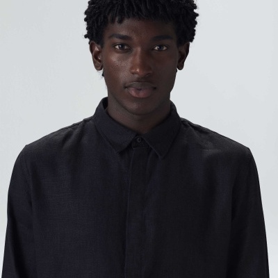 Camisa preta de manga comprida com gola clássica