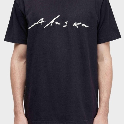 T-shirt preta com escrita Alaska branca ao centro