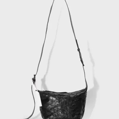 Mala de ombro preta com tirante fino e etiqueta branca