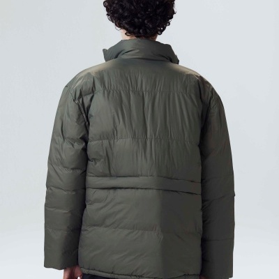 Casaco acolchoado verde-oliva visto pelas costas