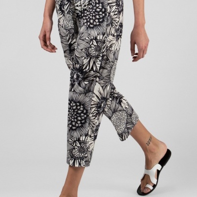 Calças capri largas com cinto de tecido e padrão floral preto e branco