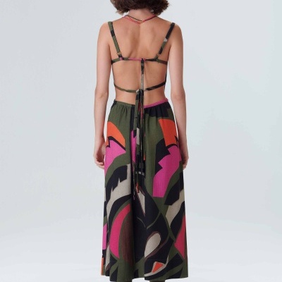 Vestido com padrão abstrato multicolorido e costas abertas