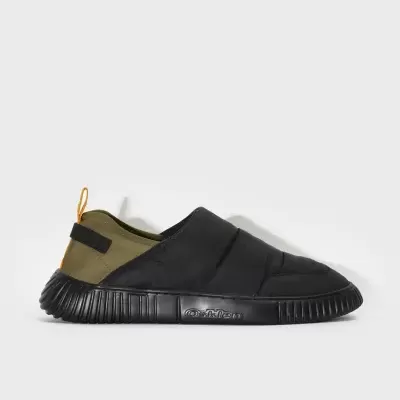 Sapatilha masculina preta com sola preta e detalhe verde-oliva