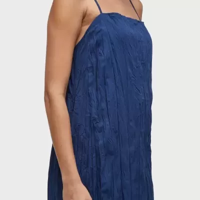 Vestido azul escuro com alças finas e textura franzida